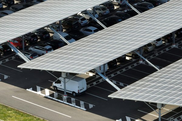 Dimensionner un carport solaire : quels sont les facteurs à retenir ?